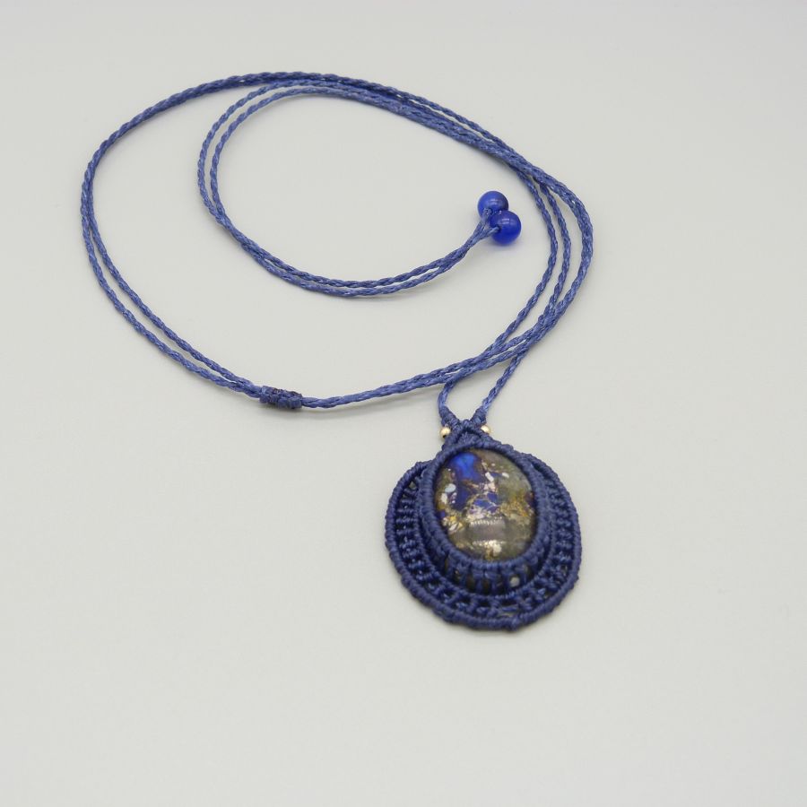 Collana in micro-macramé blu scuro con pietra cabochon