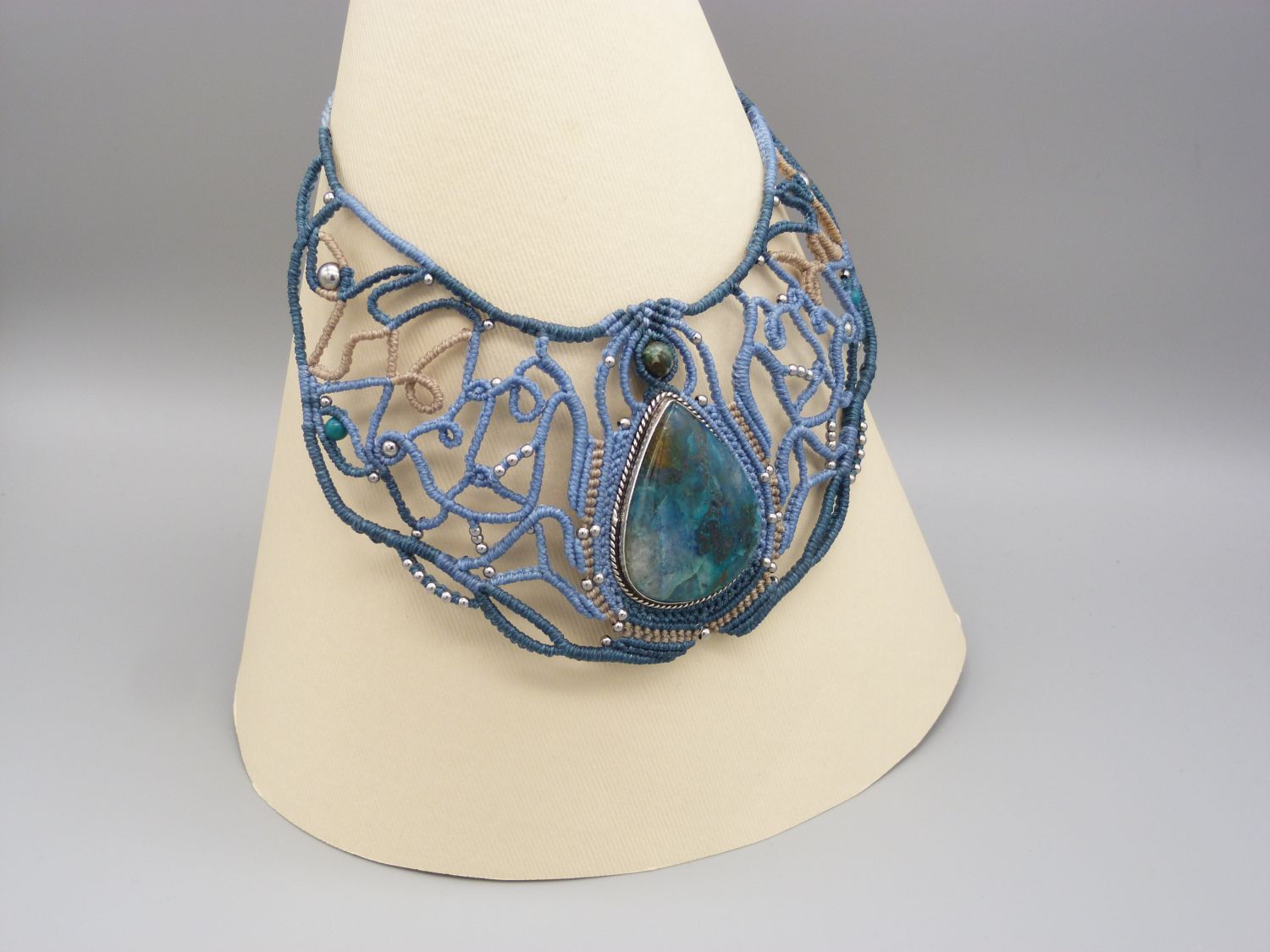 collier bleu en micro-macramé avec cabochon en apatite