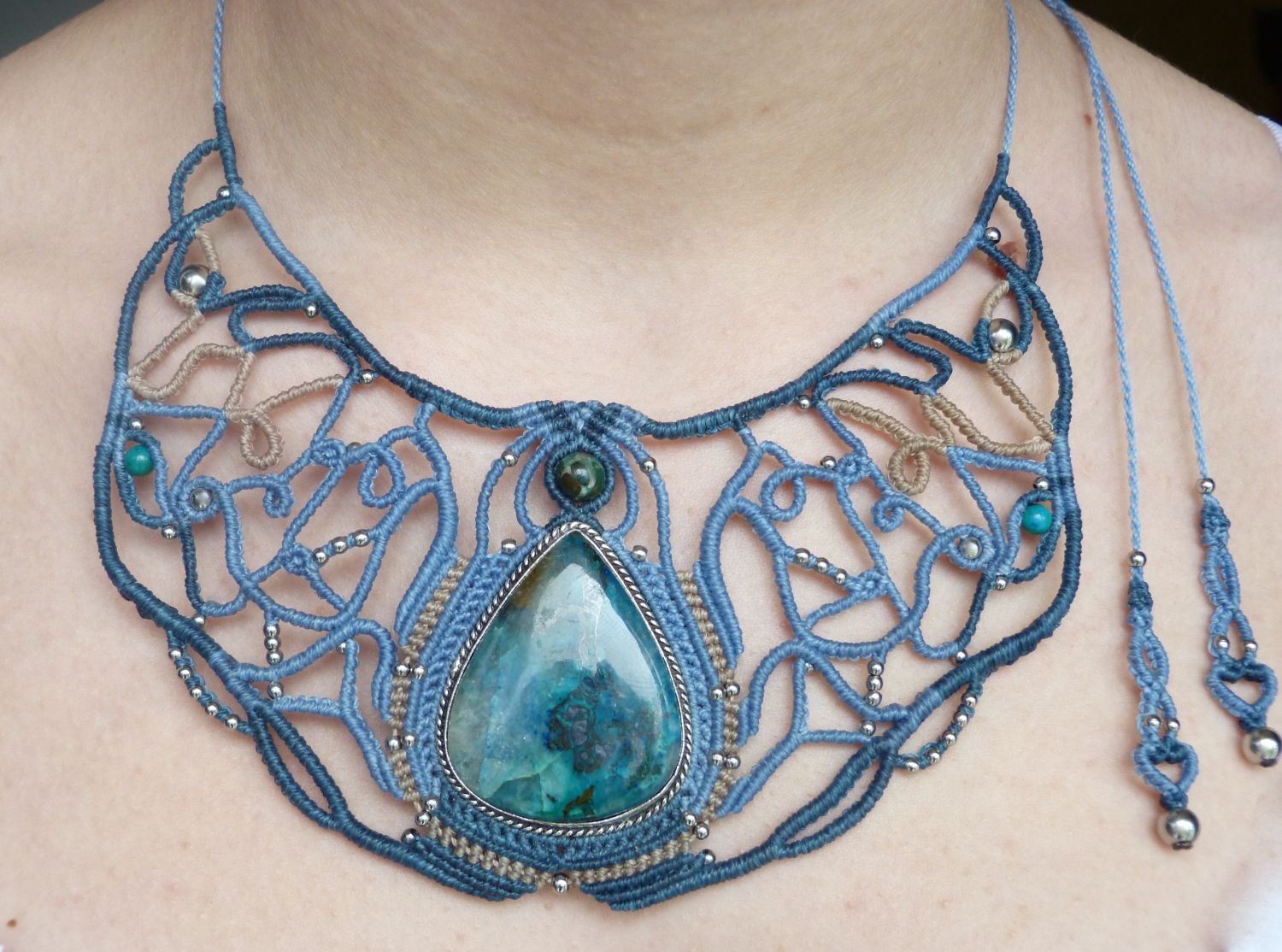 collier bleu en micro-macramé avec cabochon en apatite