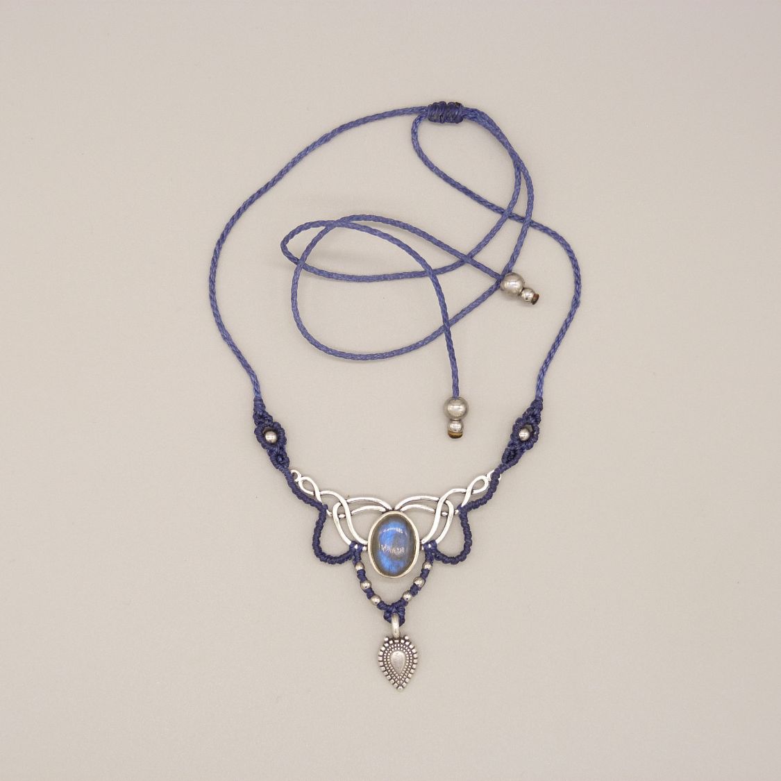 Collana blu notte in micro-macramé con labradorite incastonata al centro