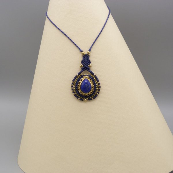 collier bleu nuit en micro-macram&eacute; avec un lapis lazuli serti de laiton