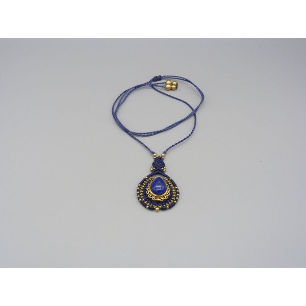 collier bleu nuit en micro-macram&eacute; avec un lapis lazuli serti de laiton