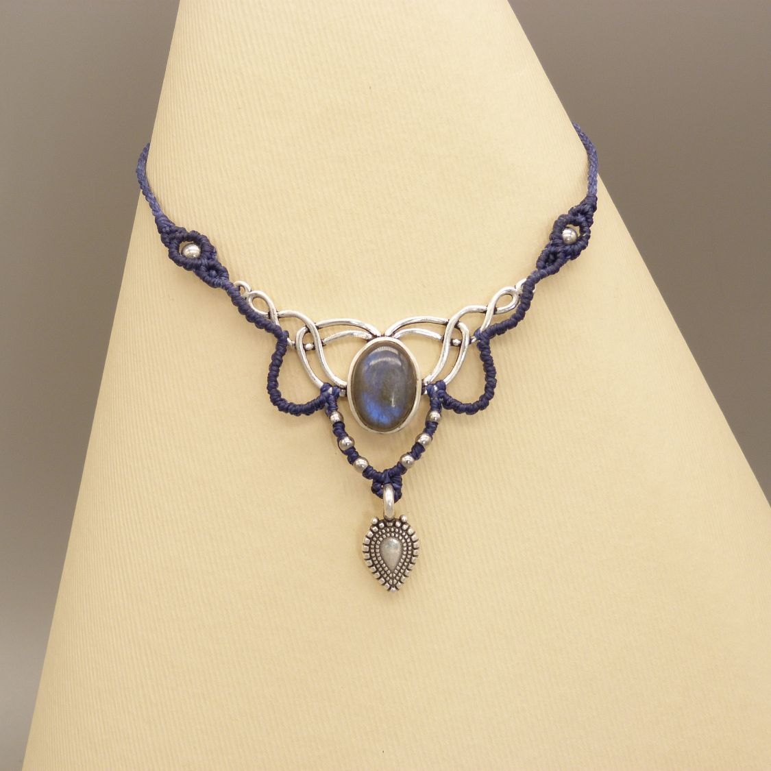 Collana blu notte in micro-macramé con labradorite incastonata al centro