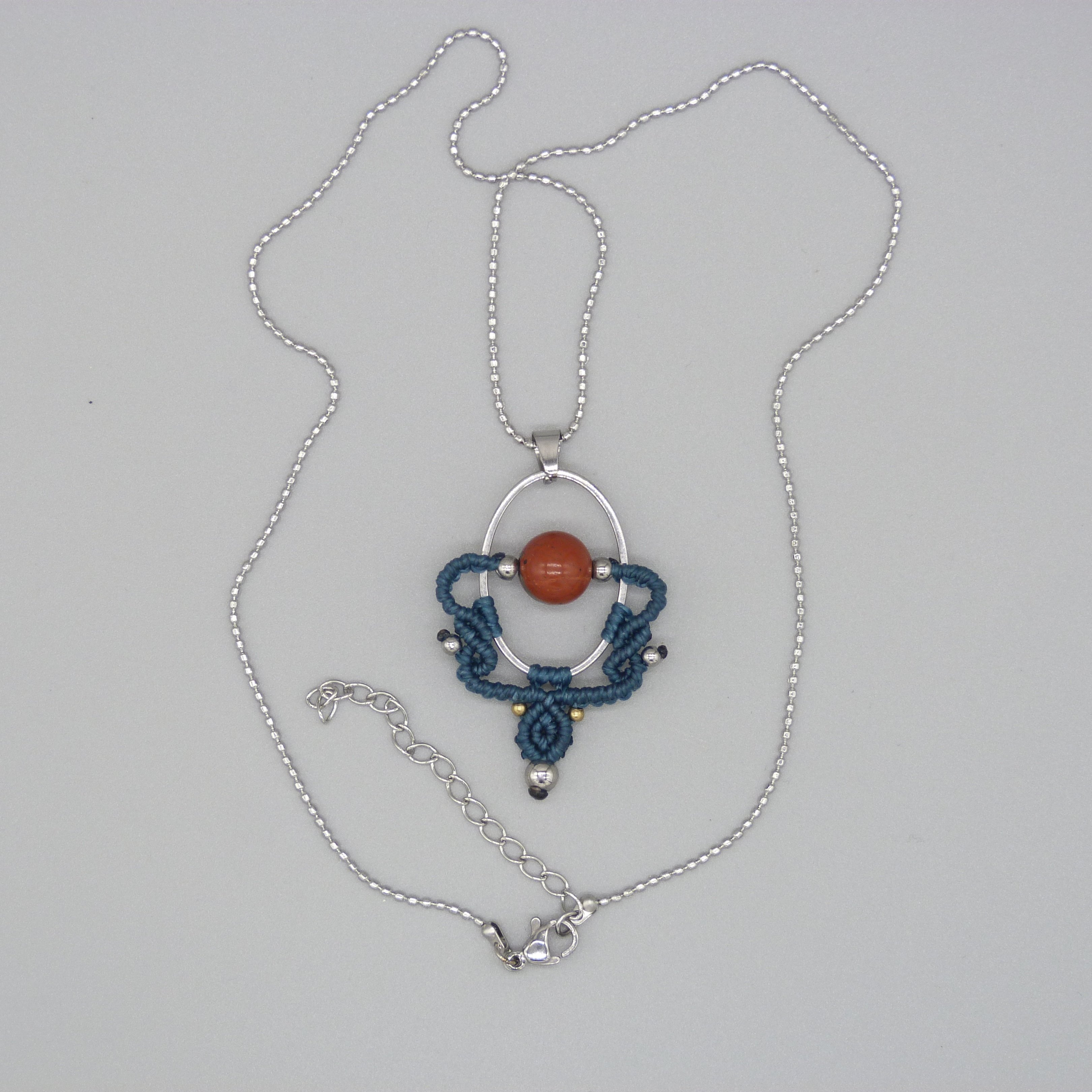 Collier couleur bleu canard en micro-macramé  avec une perle jaspe rouge