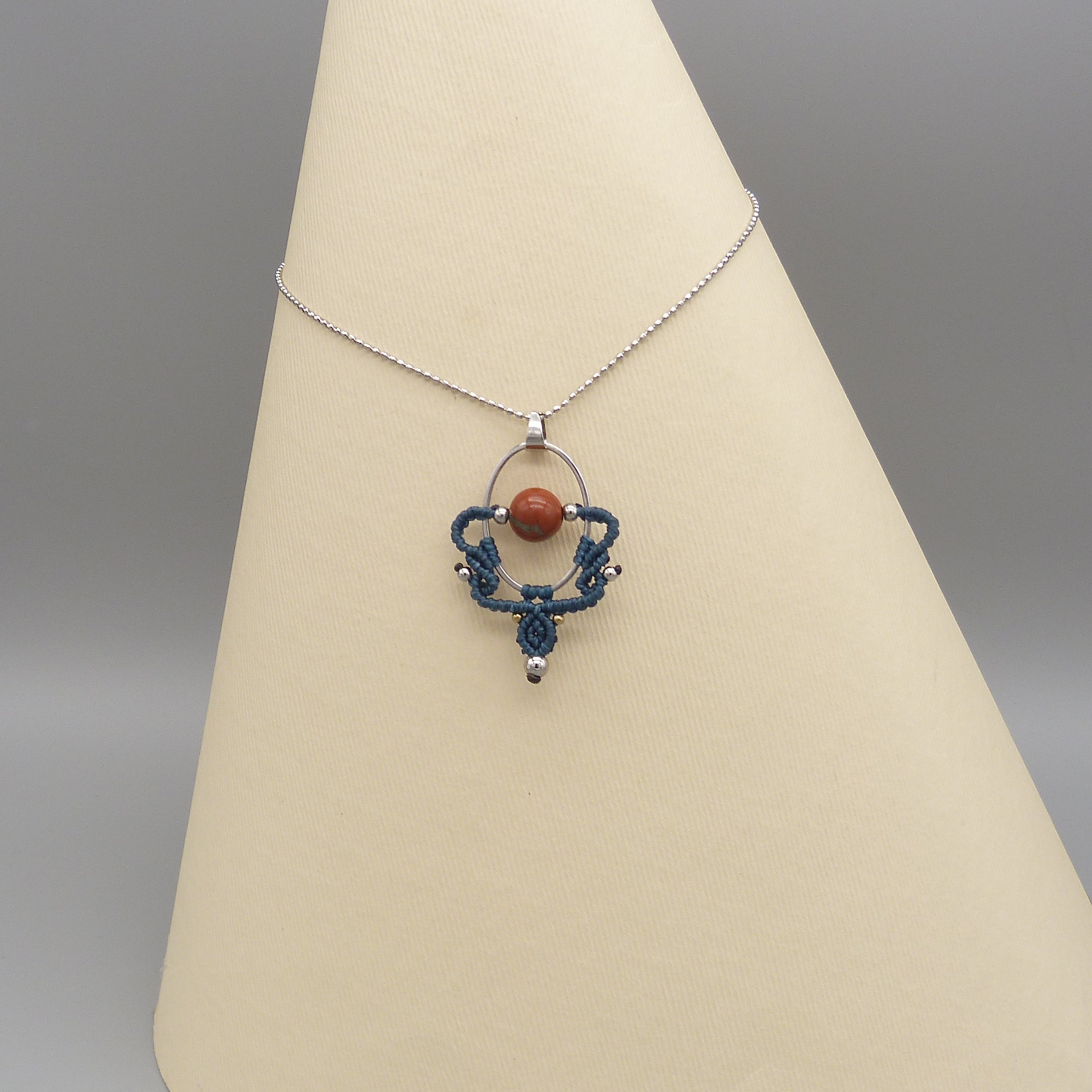 Collier couleur bleu canard en micro-macramé  avec une perle jaspe rouge