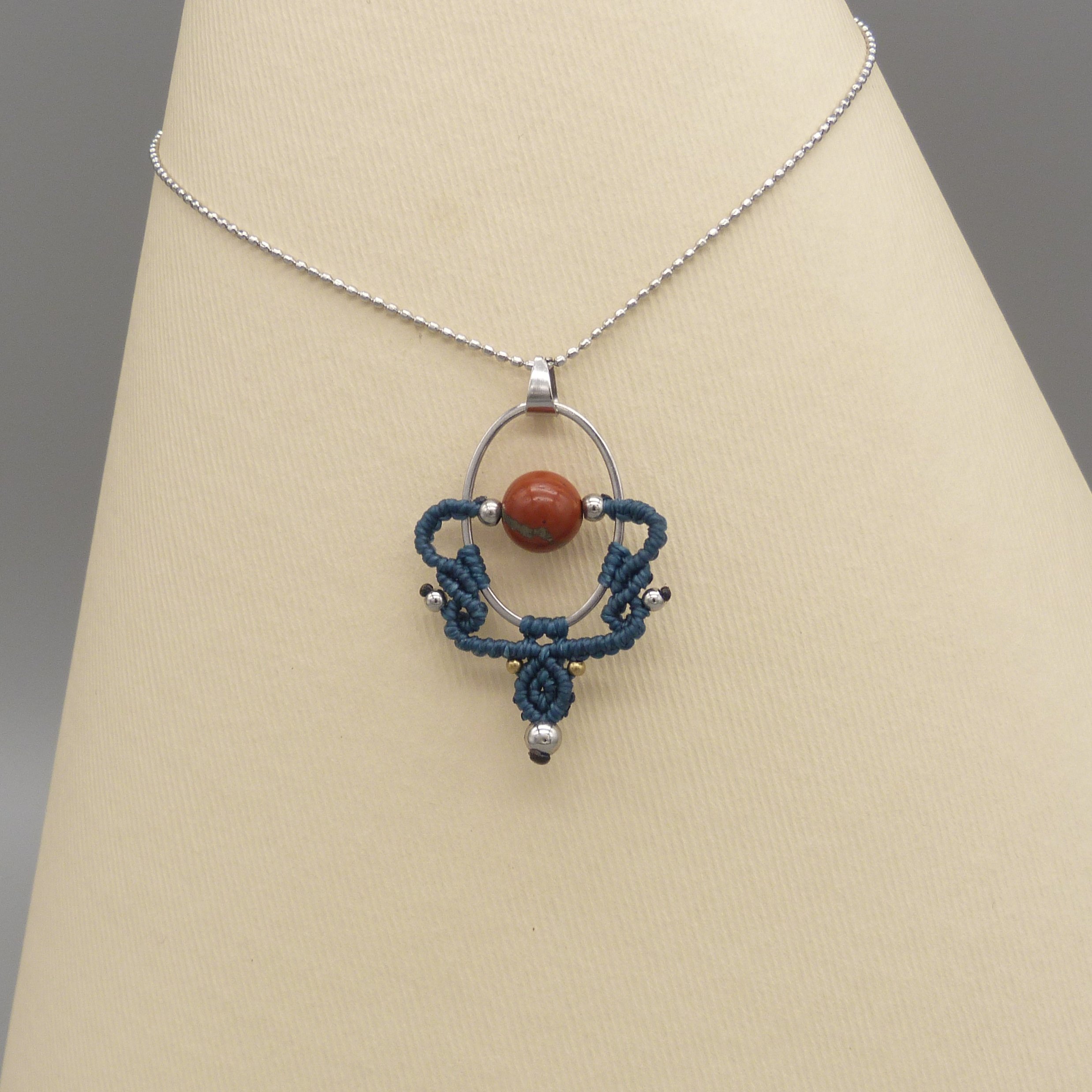 Collier couleur bleu canard en micro-macram&eacute;  avec une perle jaspe rouge