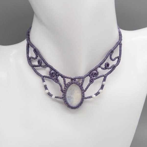 Collana in micro-macram&eacute;, perla grigio malva