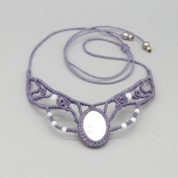 Collana in micro-macram&eacute;, perla grigio malva