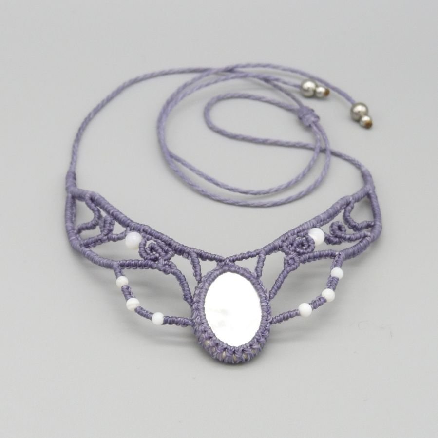 Collana in micro-macramé, perla grigio malva