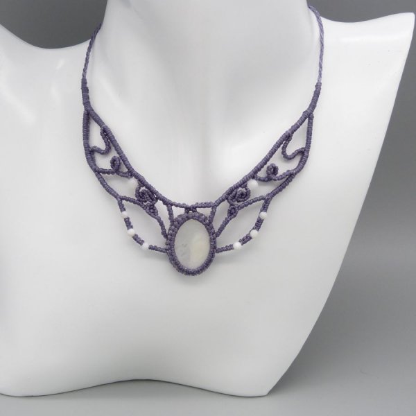 Collana in micro-macram&eacute;, perla grigio malva
