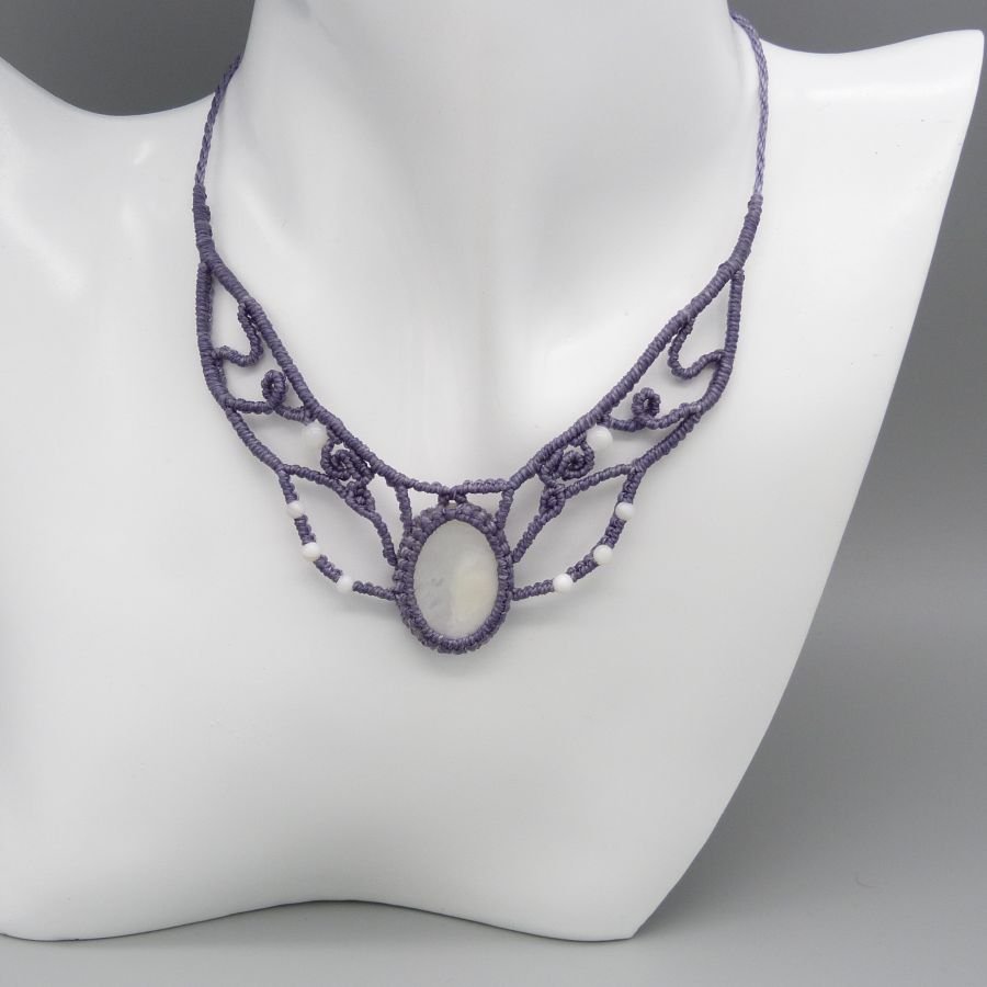 Collana in micro-macramé, perla grigio malva