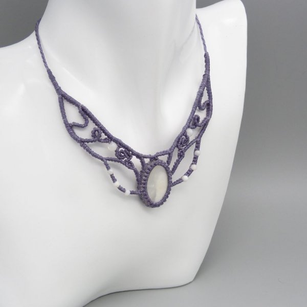 Collana in micro-macram&eacute;, perla grigio malva