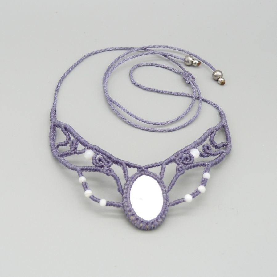 Collana in micro-macramé, perla grigio malva