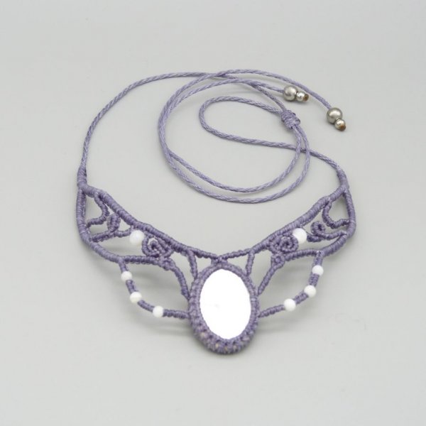 Collana in micro-macram&eacute;, perla grigio malva