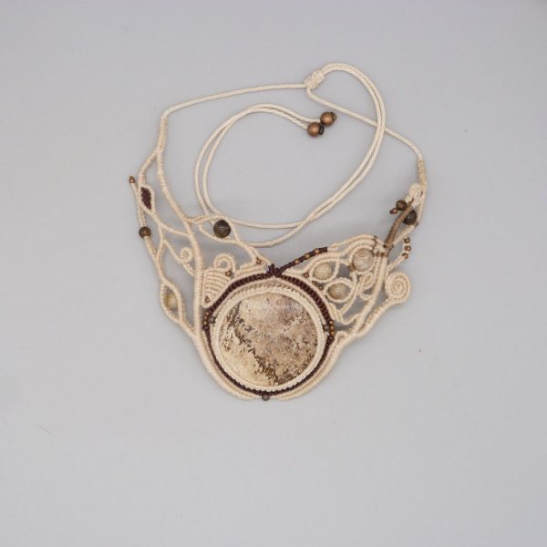 collier couleur sable en micro-macram&eacute; avec cabochon en bois p&eacute;trifi&eacute;