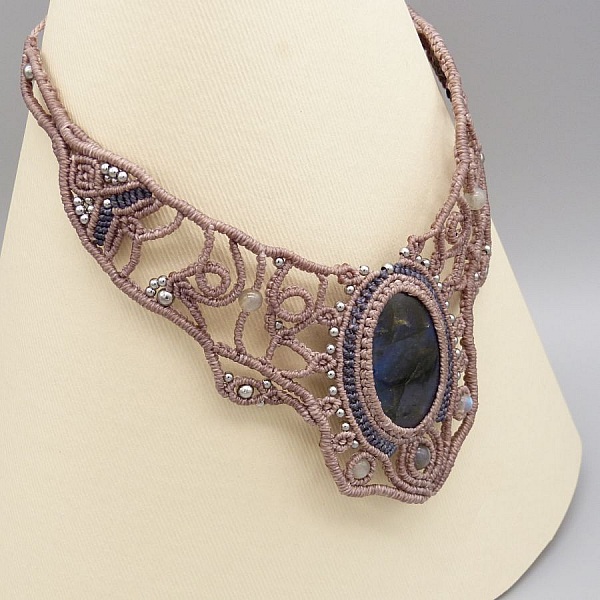 Collana color taupe in micro-macram&egrave; con una splendida labradorite