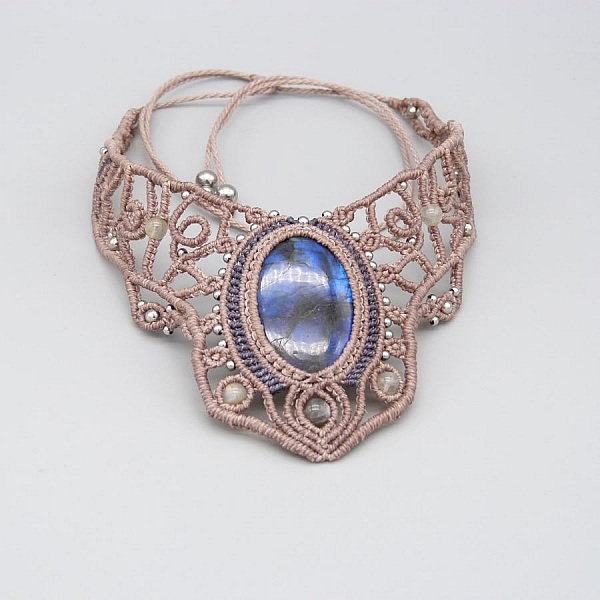 Collana color taupe in micro-macram&egrave; con una splendida labradorite
