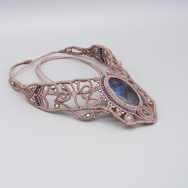 Collana color taupe in micro-macram&egrave; con una splendida labradorite