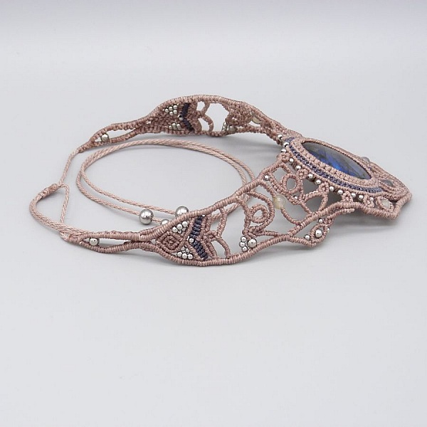 Collana color taupe in micro-macram&egrave; con una splendida labradorite