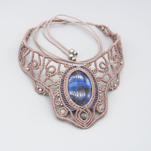 Collana color taupe in micro-macram&egrave; con una splendida labradorite