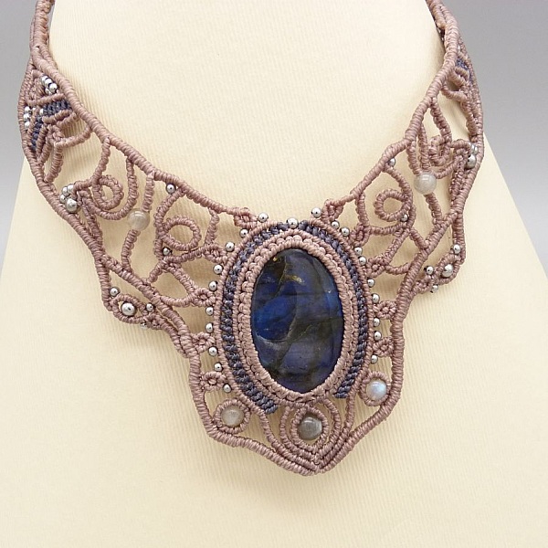 Collana color taupe in micro-macram&egrave; con una splendida labradorite