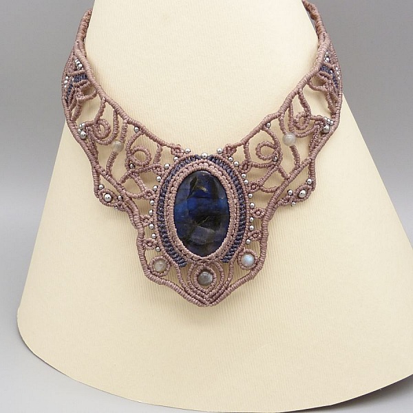 Collana color taupe in micro-macram&egrave; con una splendida labradorite