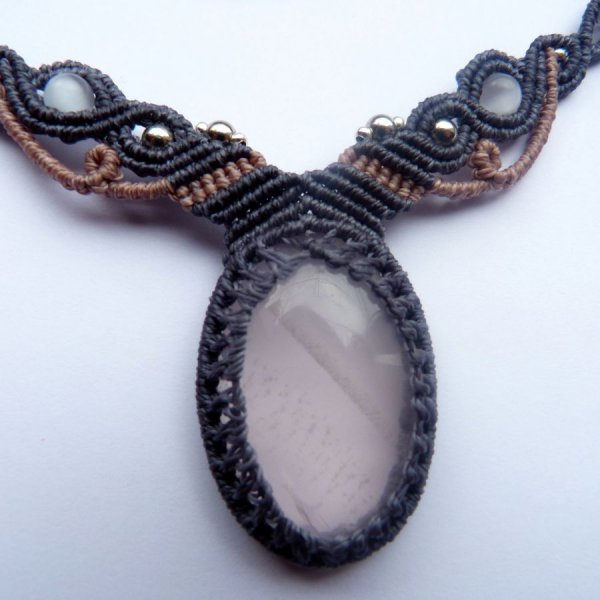 Collana in micro-macram&egrave; blu/grigio con quarzo rosa 