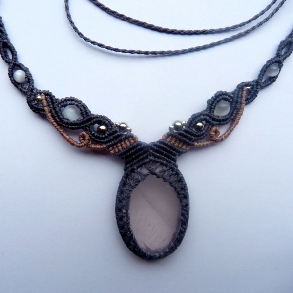 Collana in micro-macram&egrave; blu/grigio con quarzo rosa 