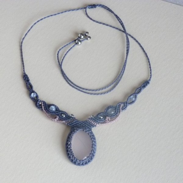 Collana in micro-macram&egrave; blu/grigio con quarzo rosa 