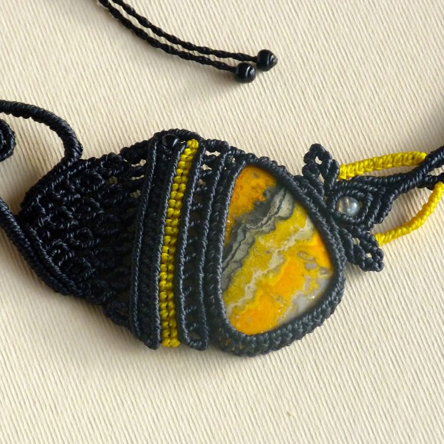 Collana in micro-macramé nero/giallo con pietra naturale, diaspro 