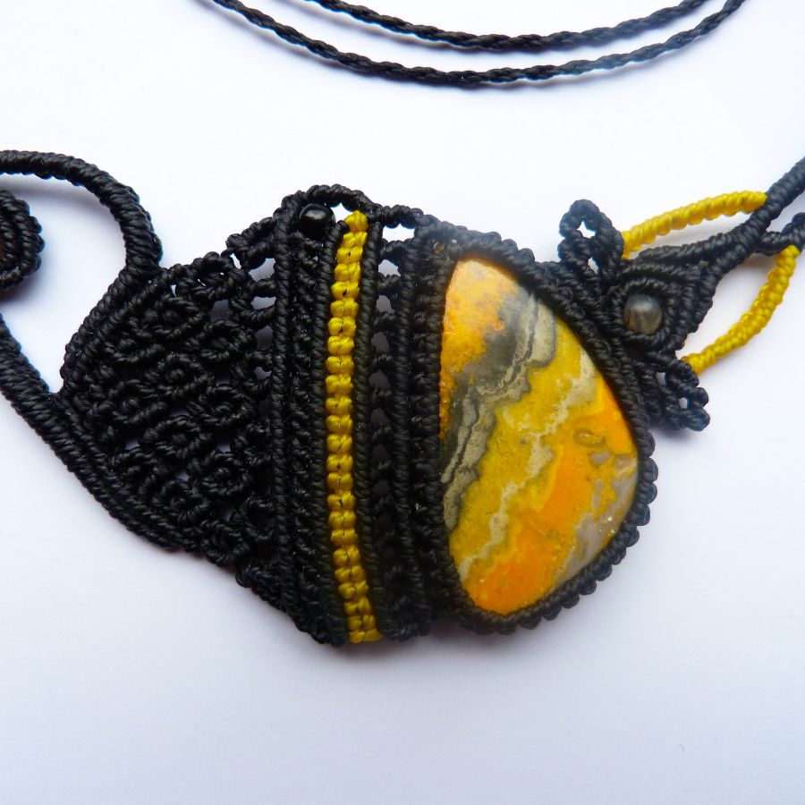 Collana in micro-macramé nero/giallo con pietra naturale, diaspro 