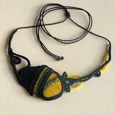 Collana in micro-macramé nero/giallo con pietra naturale, diaspro 