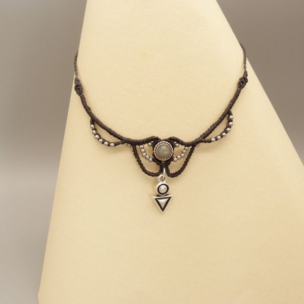 Collana in micro-macram&eacute; grigio antracite con incastonatura di labradorite