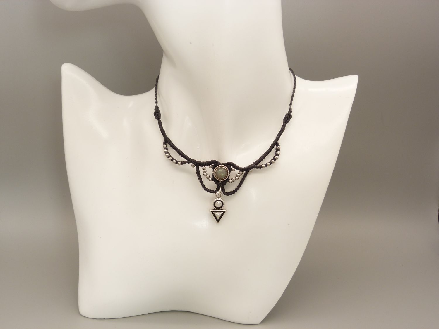 Collana in micro-macramé grigio antracite con incastonatura di labradorite