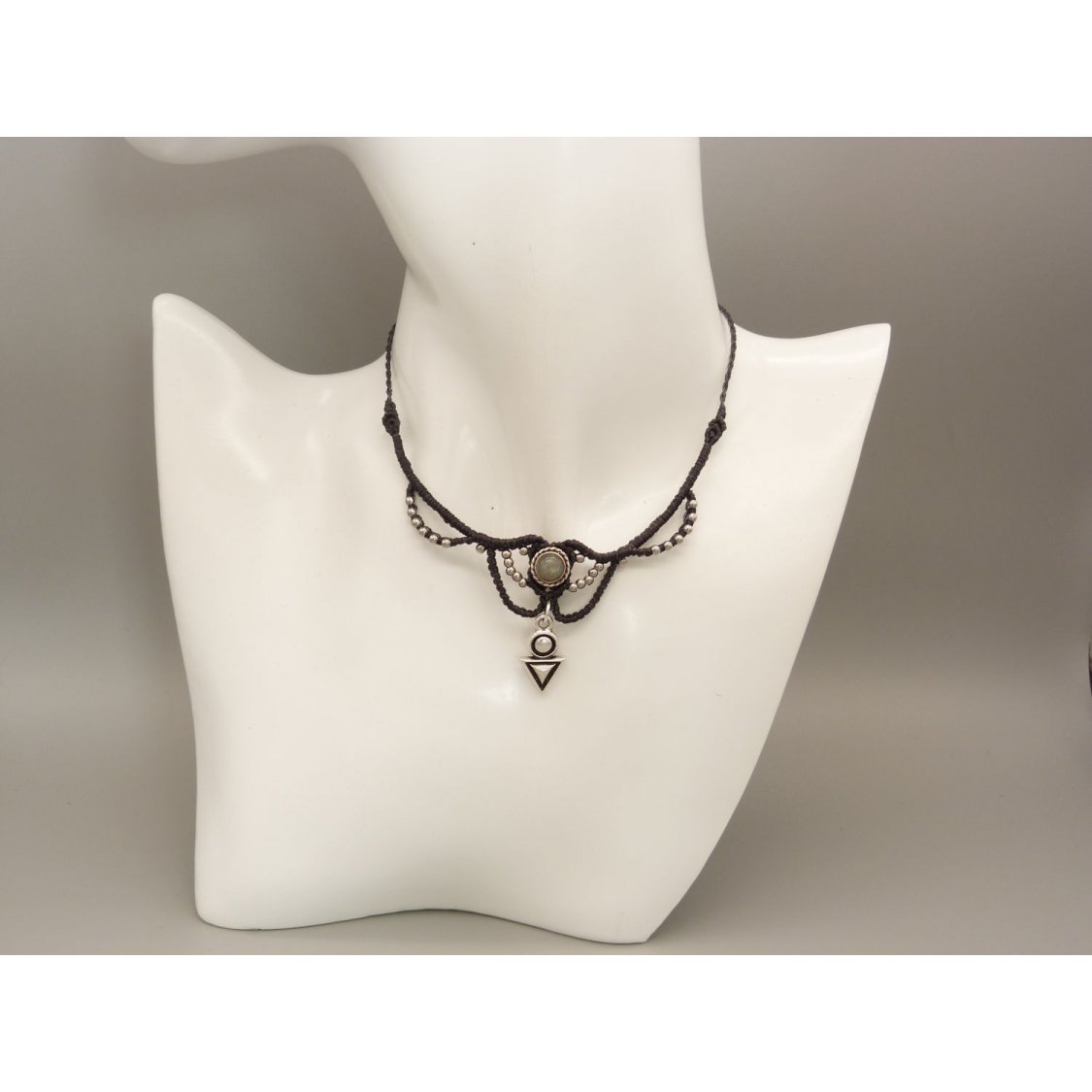 Collana in micro-macramé grigio antracite con incastonatura di labradorite