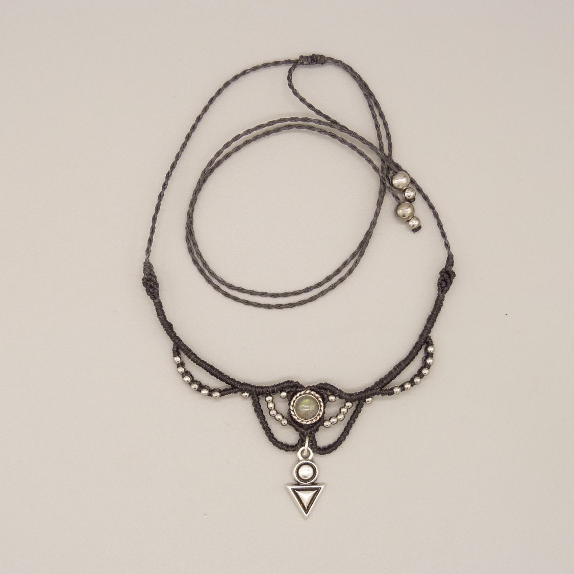 Collana in micro-macramé grigio antracite con incastonatura di labradorite