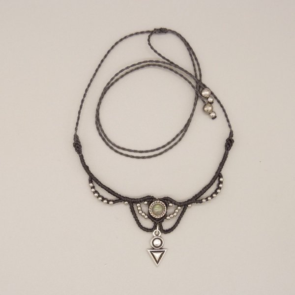 Collana in micro-macram&eacute; grigio antracite con incastonatura di labradorite