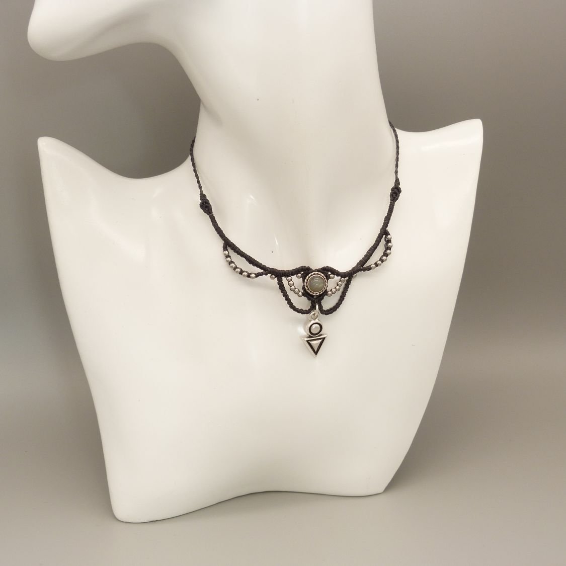 Collana in micro-macramé grigio antracite con incastonatura di labradorite