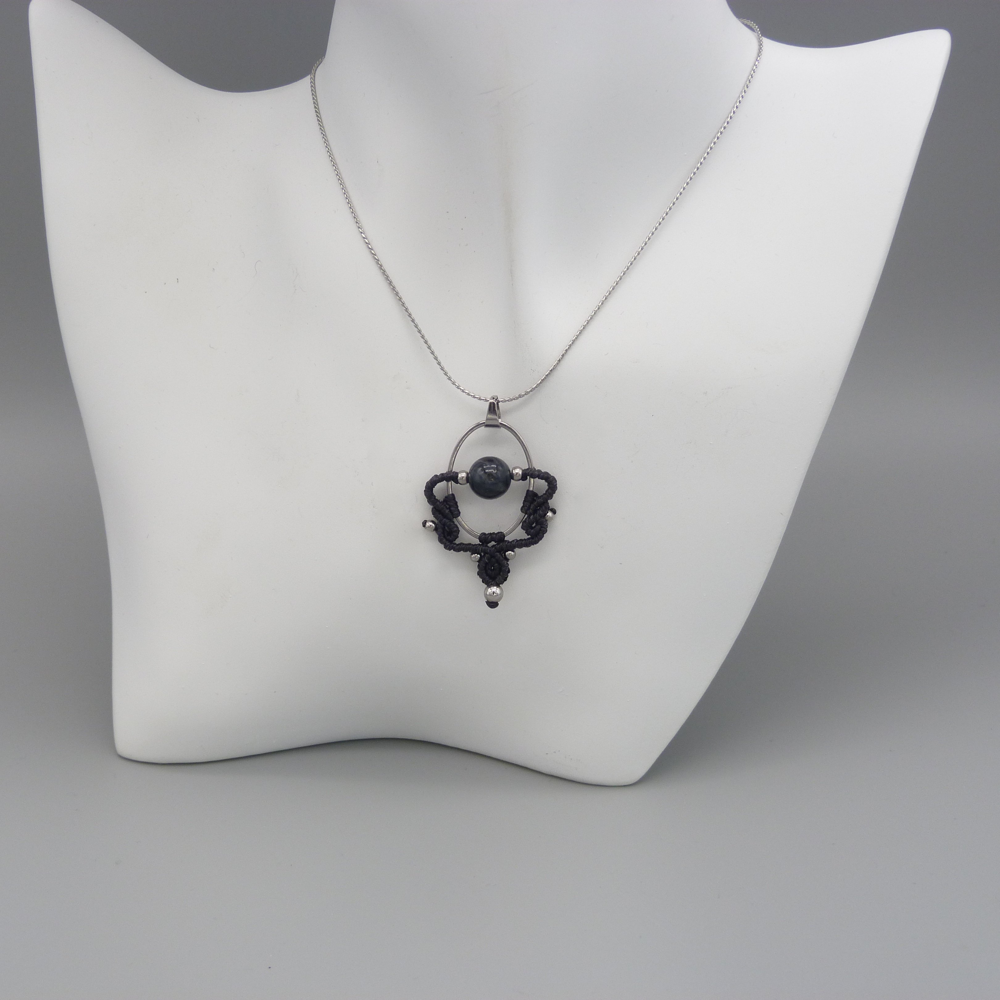 Collier gris cendr&eacute; en micro-macram&eacute;  avec une perle oeil de faucon