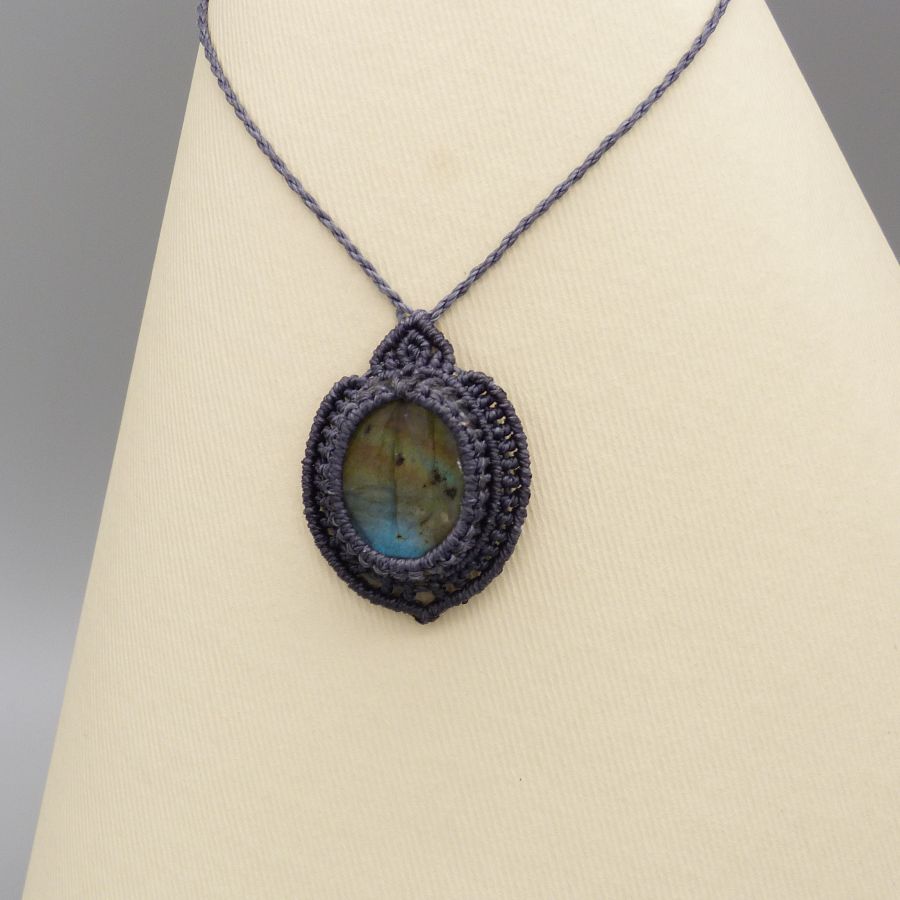 Collana in micro-macramé grigio scuro con una splendida labradorite