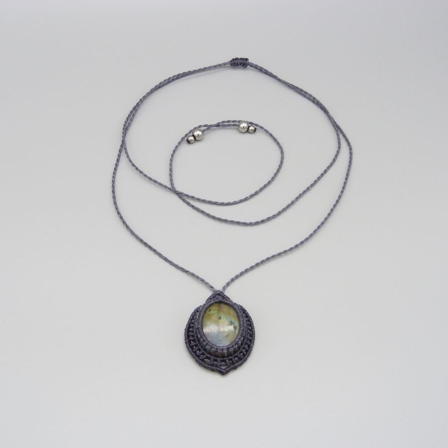 Collana in micro-macramé grigio scuro con una splendida labradorite