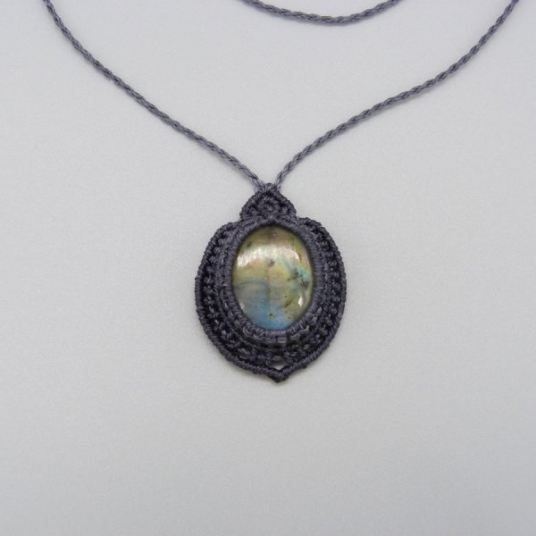 Collana in micro-macram&eacute; grigio scuro con una splendida labradorite