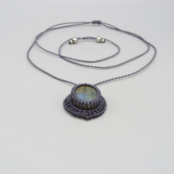 Collana in micro-macram&eacute; grigio scuro con una splendida labradorite