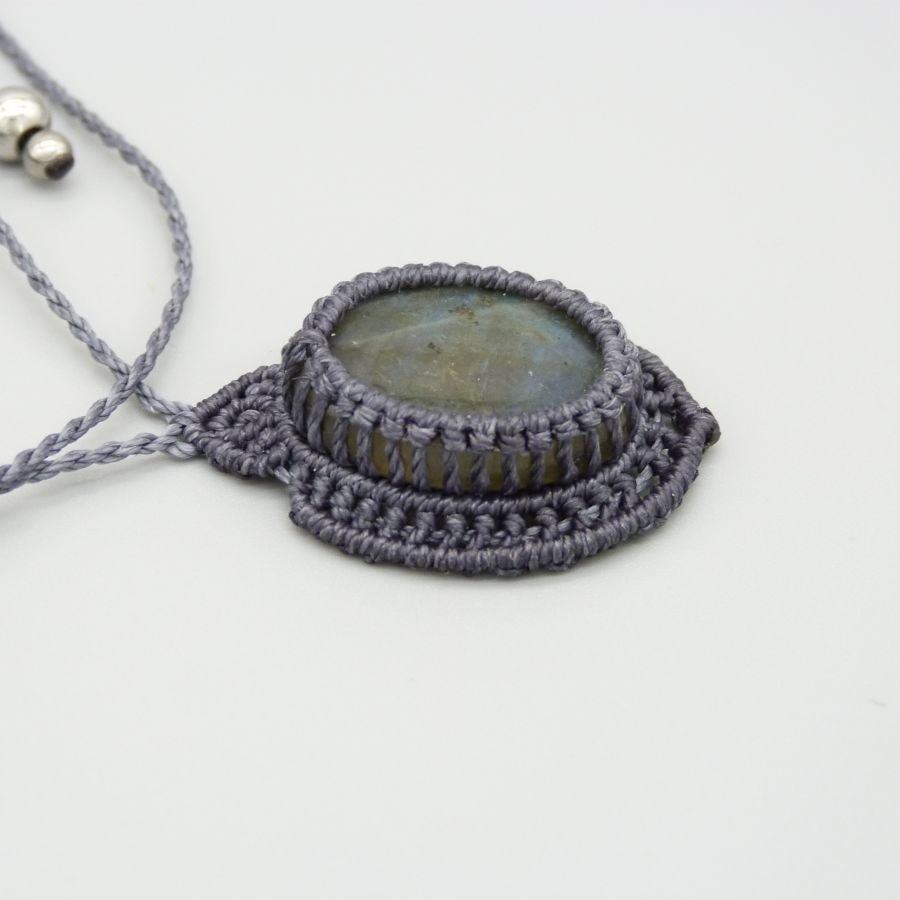 Collana in micro-macramé grigio scuro con una splendida labradorite