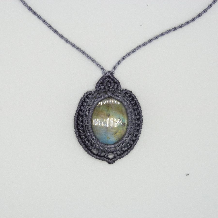 Collana in micro-macramé grigio scuro con una splendida labradorite