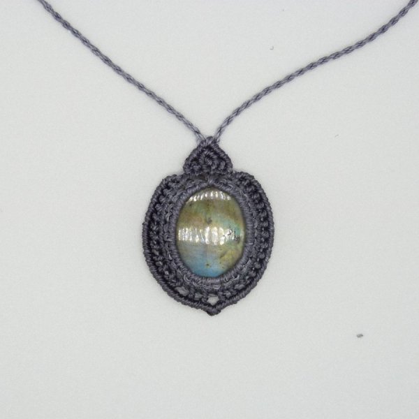Collana in micro-macram&eacute; grigio scuro con una splendida labradorite