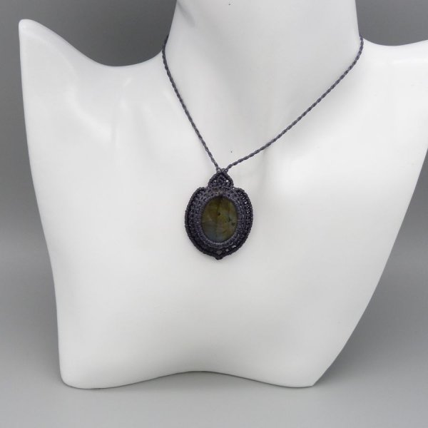 Collana in micro-macram&eacute; grigio scuro con una splendida labradorite