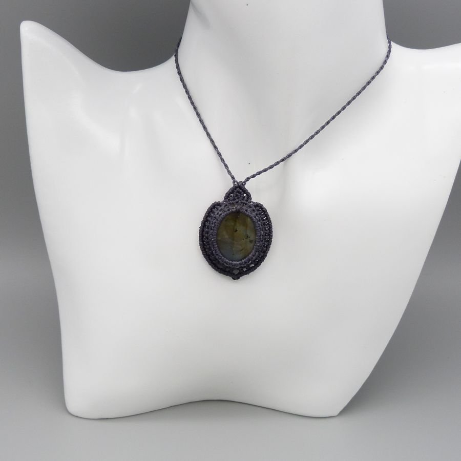 Collana in micro-macramé grigio scuro con una splendida labradorite