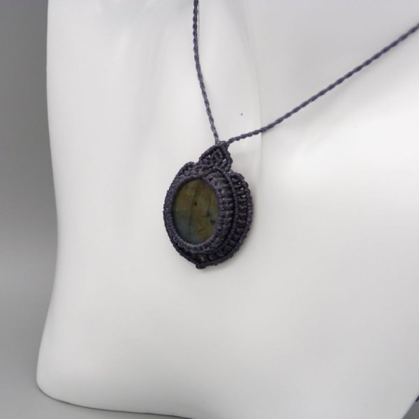 Collana in micro-macram&eacute; grigio scuro con una splendida labradorite