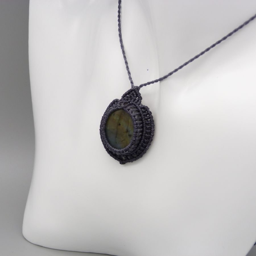 Collana in micro-macramé grigio scuro con una splendida labradorite